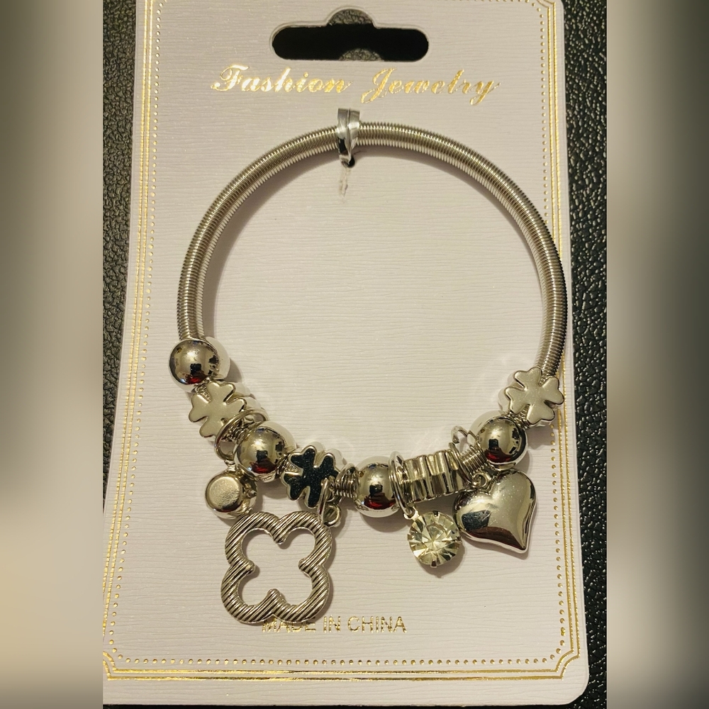 NWT Fashion Charm Bracelet Silver Tone Stretchy